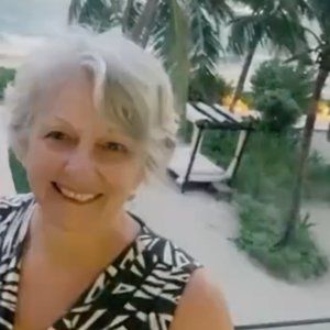 Meet your posher, Lynda, 5 Star Seller!